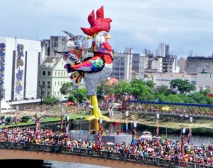 Os-melhores-destinos-no-Nordeste-para-curtir-o-Carnaval-galo-da-madrugada