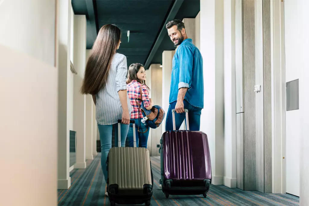 Família chegando ao hotel